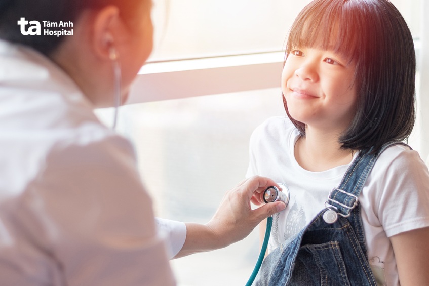 Trẻ có dấu hiệu dậy thì sớm nên được đưa đến bác sĩ 