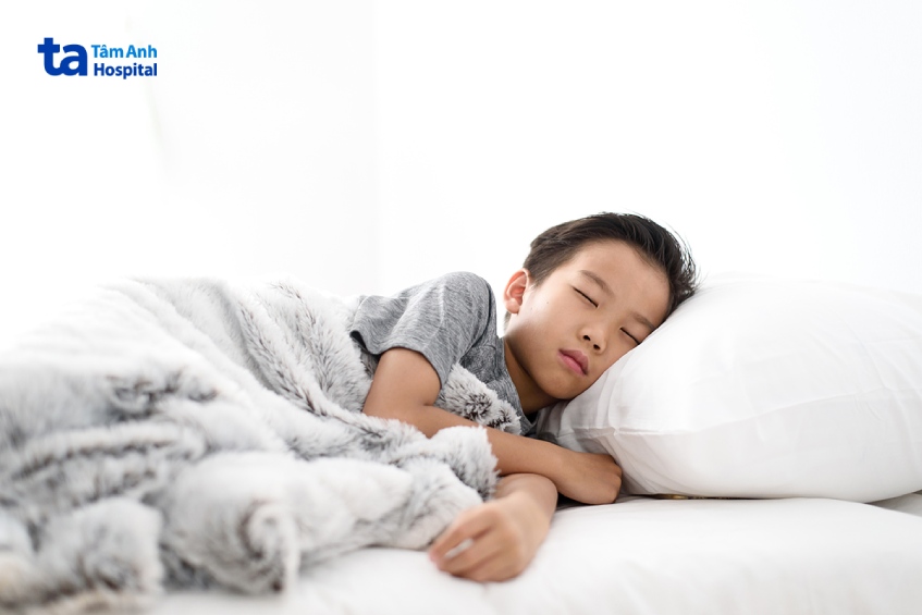 Trẻ mắc bệnh nên được nghỉ ngơi tại giường nhiều hơn