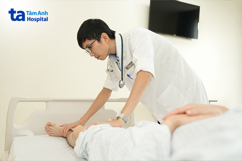 ThS.BS Trần Quốc Việt khám cho bệnh nhân