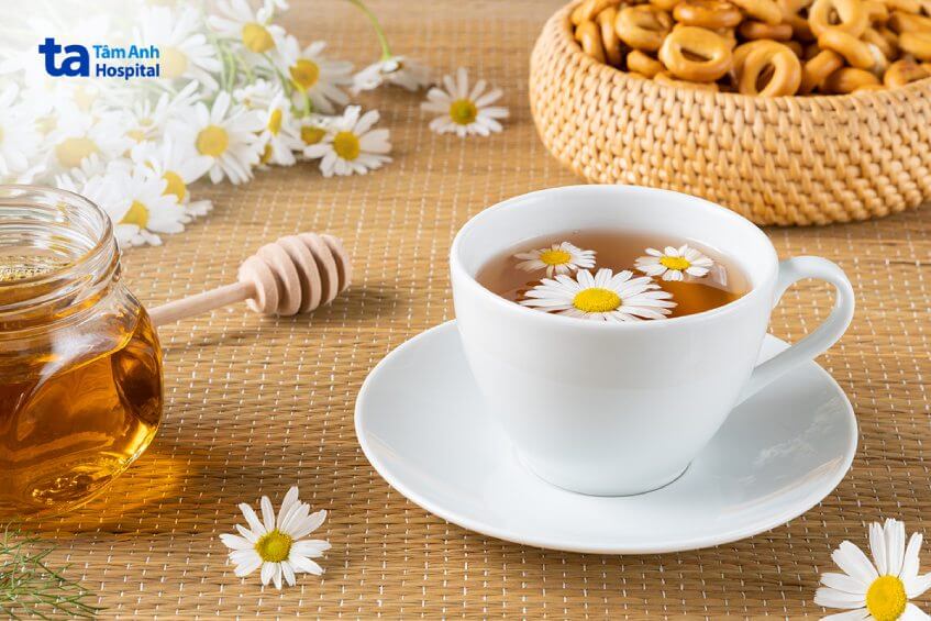 uống nước trà hoa cúc giúp giảm đau đầu