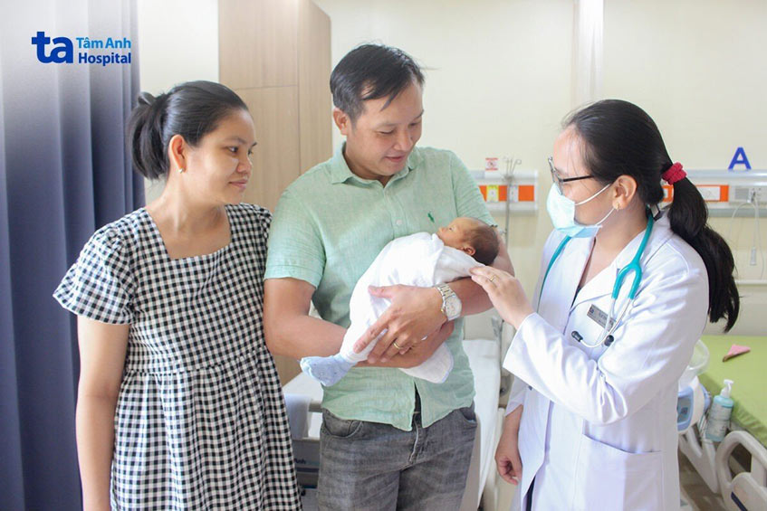 Vợ chồng chị Hằng bên con trai mới sinh.