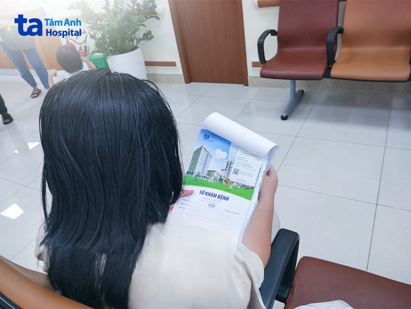 A. đang ngồi chờ trước phòng khám Nội tiết