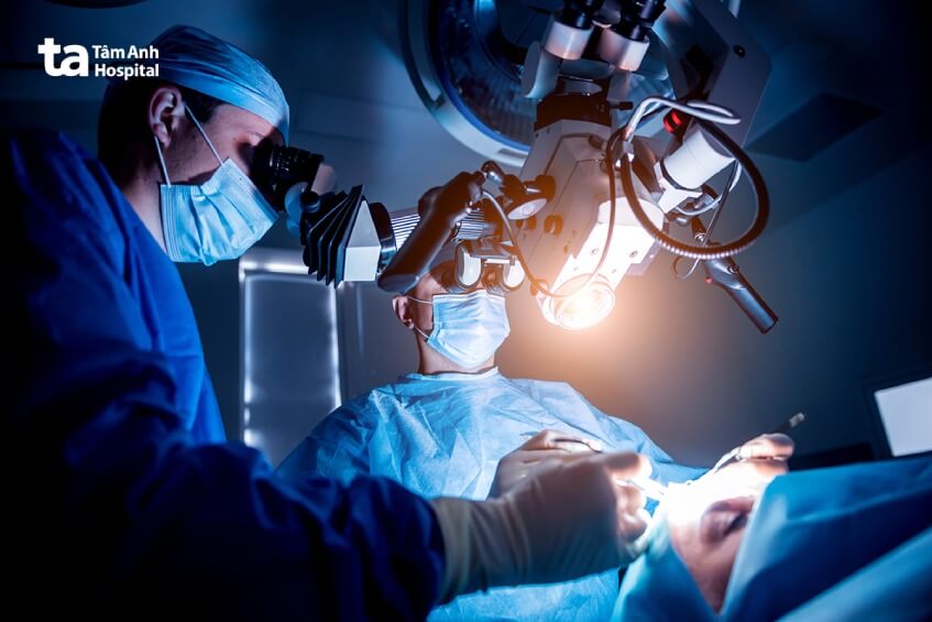 bác sĩ điều trị phù não bằng phẫu thuật