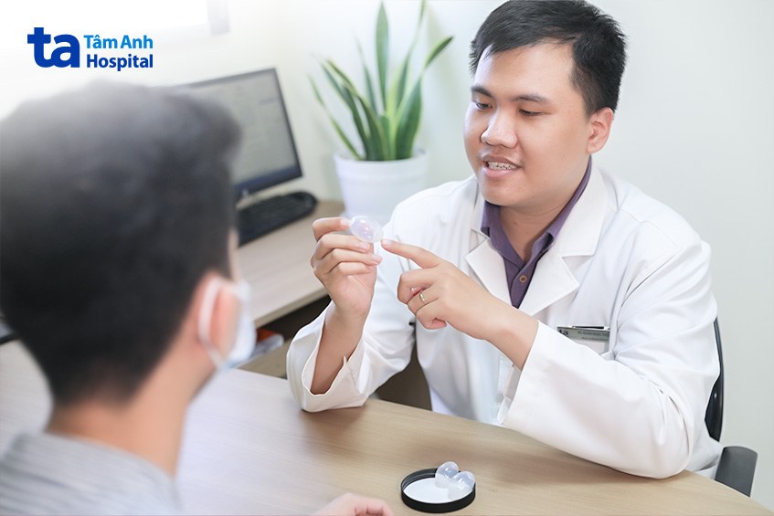 Bác sĩ Đoàn Ngọc Thiện tư vấn cho người bệnh bị suy sinh dục.