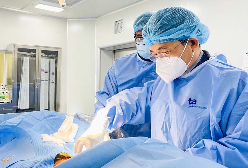 Bác sĩ Dũng (phải) cùng ê kíp phối hợp can thiệp và phẫu thuật mạch máu để xử lý khối phình động mạch cảnh
