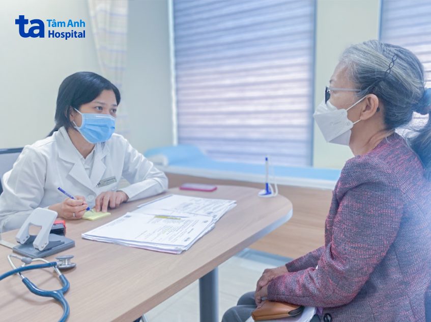 bác sĩ kê đơn thuốc thay thế hormone tuyến giáp