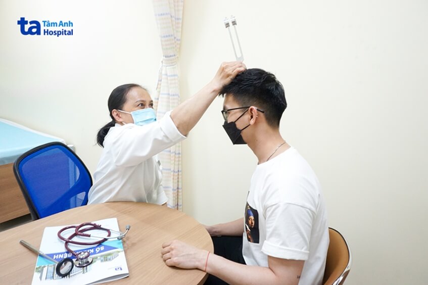 bác sĩ khám bệnh mất trí nhớ tạm thời