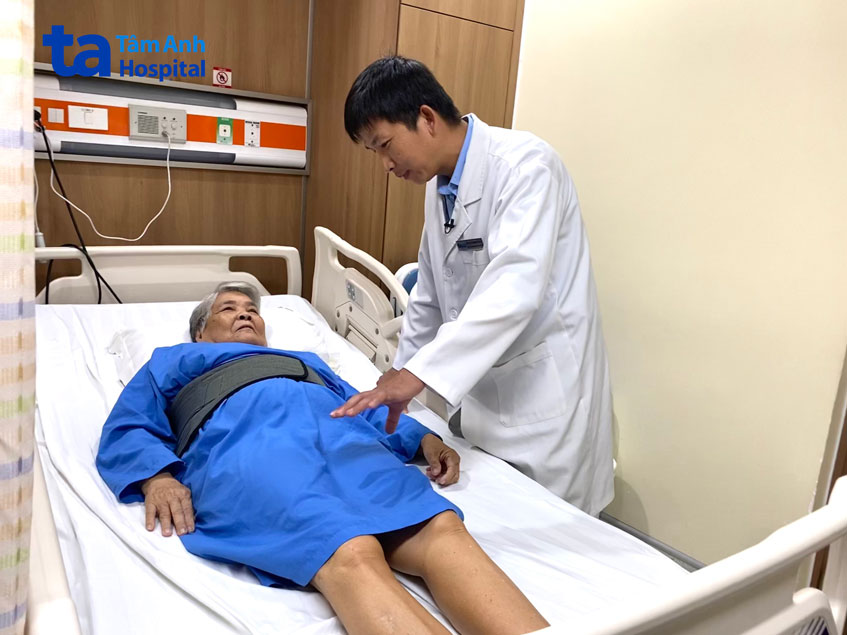 bác sĩ khám cho bệnh nhân