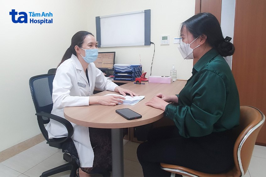 Tiến sĩ bác sĩ Lê Phúc Liên thăm khám và tư vấn cho một bệnh nhân về rối loạn tình dục