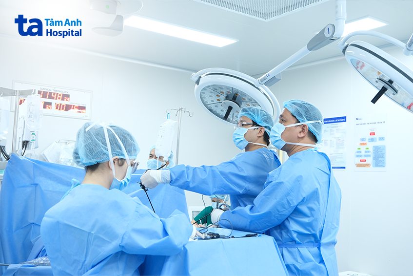 Bác sĩ Phan Trường Nam đang cùng ê kíp mổ nội soi cắt bỏ u tuyến thượng thận cho chị B