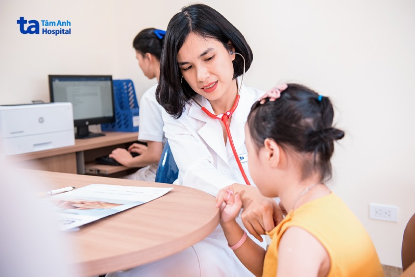 Bác sĩ thăm khám lâm sàng cho trẻ nhiễm bệnh