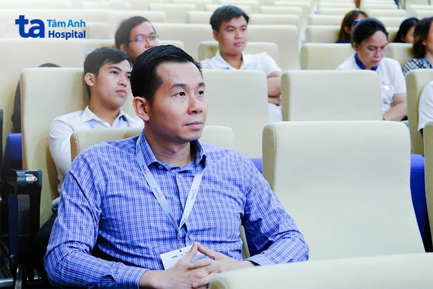 Bác sĩ thuộc lĩnh vực Tiết niệu đang lắng nghe phần báo cáo tại phiên viêm bàng quang kẽ