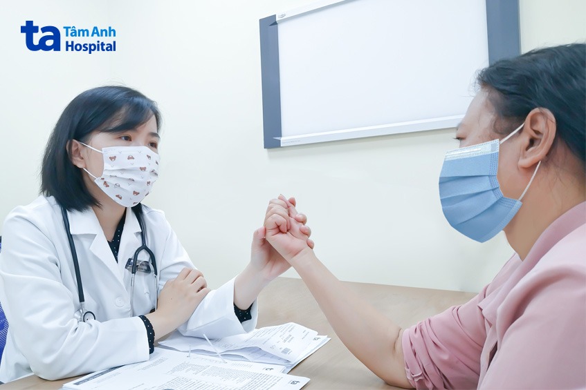 Bác sĩ CKI Phan Thị Thùy Dung đang hướng dẫn người bệnh