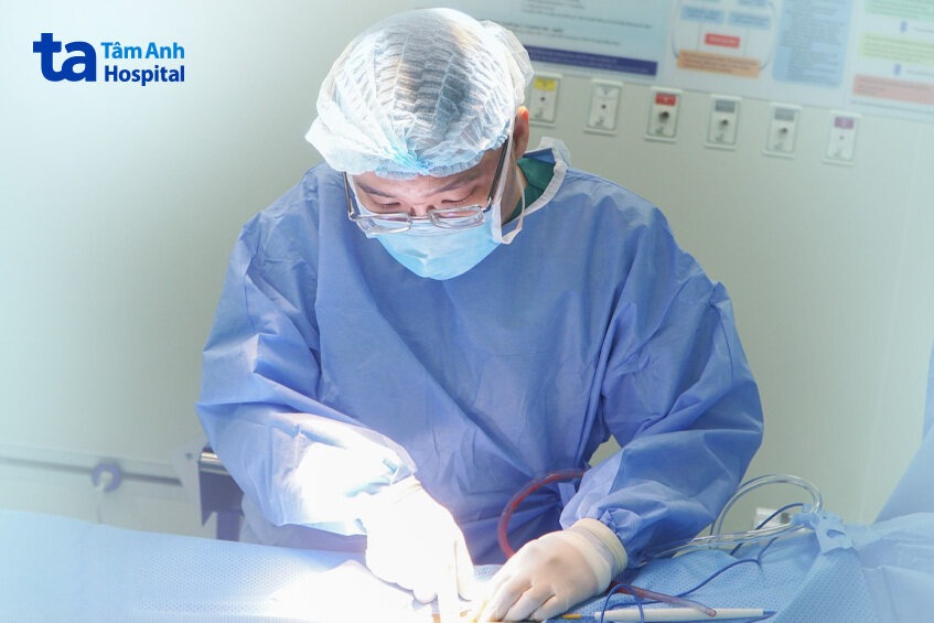 Bác sĩ Trần Huy Phước thực hiện phẫu thuật xử lý ổ áp xe cho người bệnh
