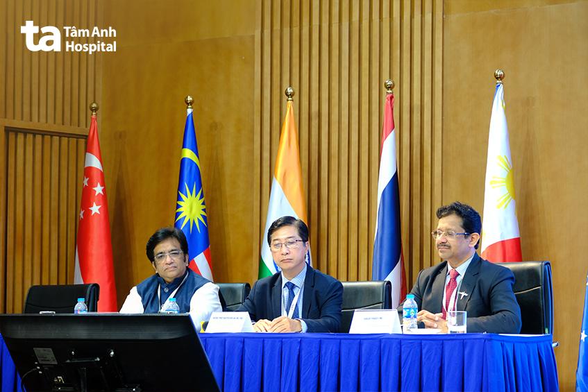 Ban chủ nhiệm chuyên đề viêm bàng quang kẽ gồm (từ phải qua trái): bác sĩ Sanjay Pandey, PGS Nguyễn Văn Ân, bác sĩ Vikki Ajwani.