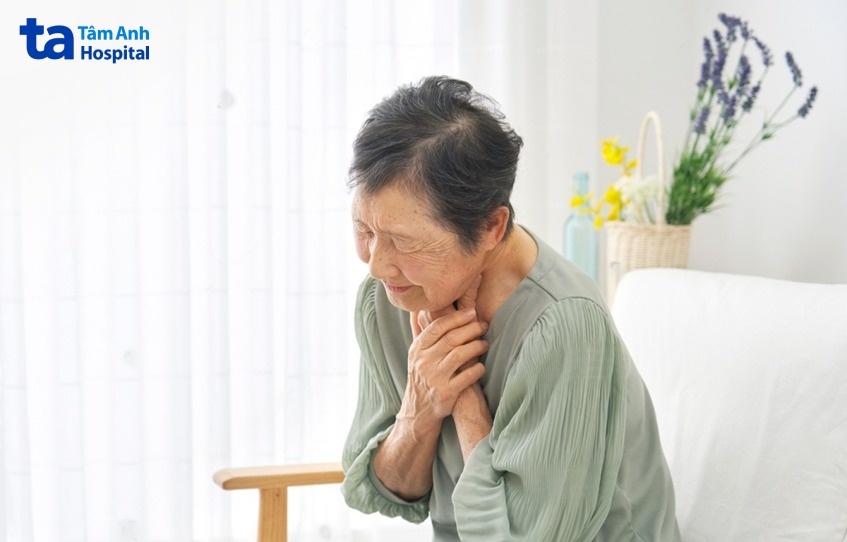 Bệnh nhân bị cơ tim giãn có triệu chứng khó thở, hụt hơi, nhịp tim không đều