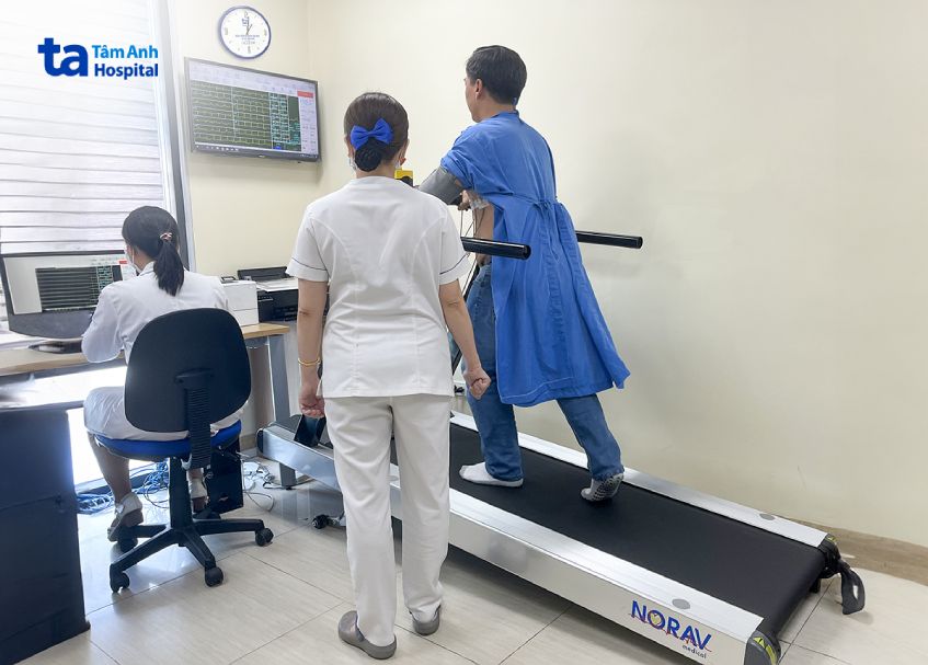 Bệnh nhân được chỉ định đo điện tâm đồ gắng sức để tầm soát rung nhĩ và các bệnh lý loạn nhịp tim