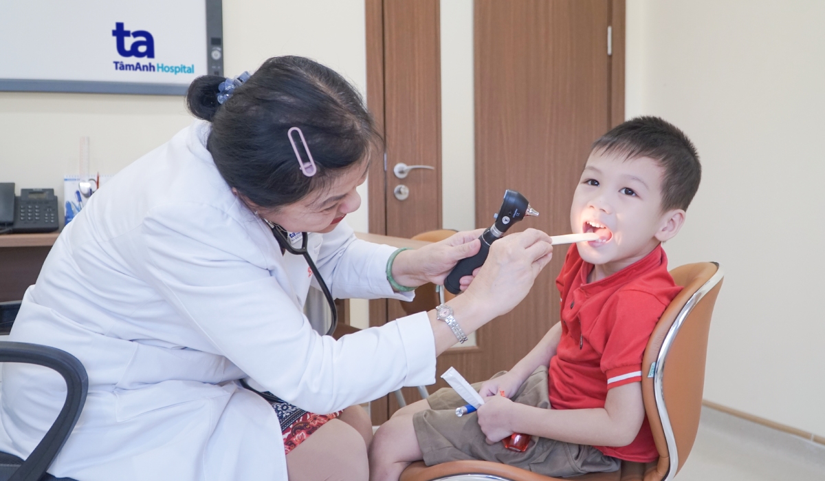 bố mẹ nên đưa trẻ đến gặp bác sĩ để được kiểm tra
