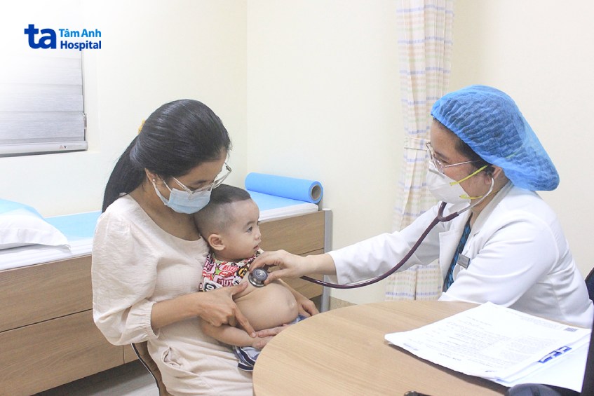 bố mẹ nên đưa trẻ đến gặp bác sĩ để được kiểm tra