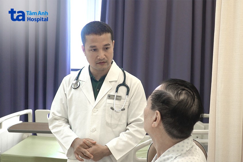BS.CKI Nguyễn Đức Hưng đang dặn dò bệnh nhân trước khi ra viện