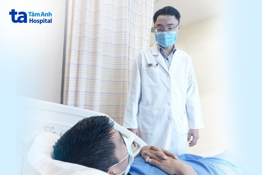 Bác sĩ Phước thăm hỏi người bệnh sau ca phẫu thuật