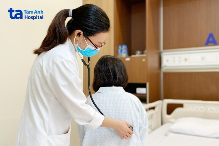 bác sỹ khám bệnh nhân suýt tử vong vì sốc sốt xuất huyết