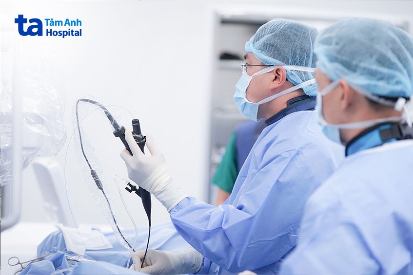 Bác sĩ CKI Phan Huỳnh Tiến Đạt (bên trái) và thạc sĩ bác sĩ Nguyễn Tân Cương (bên phải)