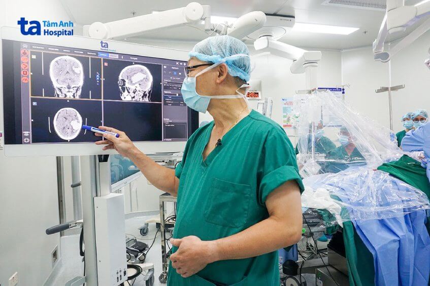 Bác sĩ Tấn Sĩ xem khối máu tụ xuất huyết trong não
