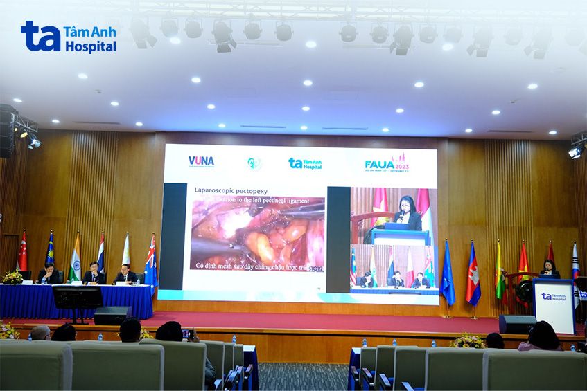 Các chuyên gia chia sẻ báo cáo và thảo luận tại phiên chuyên đề Niệu nữ - Niệu chức năng