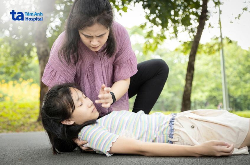 Cần trang bị các kiến thức sơ cứu người bị ngất xỉu đúng cách