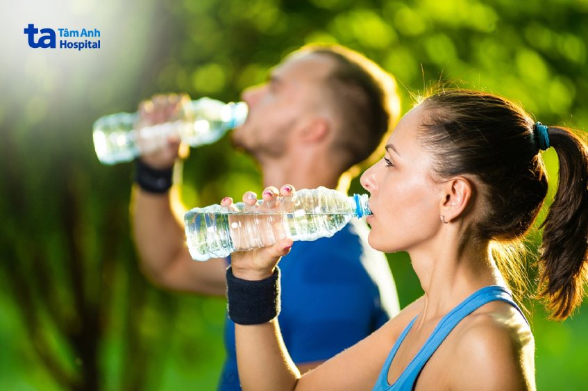 Cần uống đủ nước khi tập thể dục hoặc hoạt động dưới trời nắng nóng