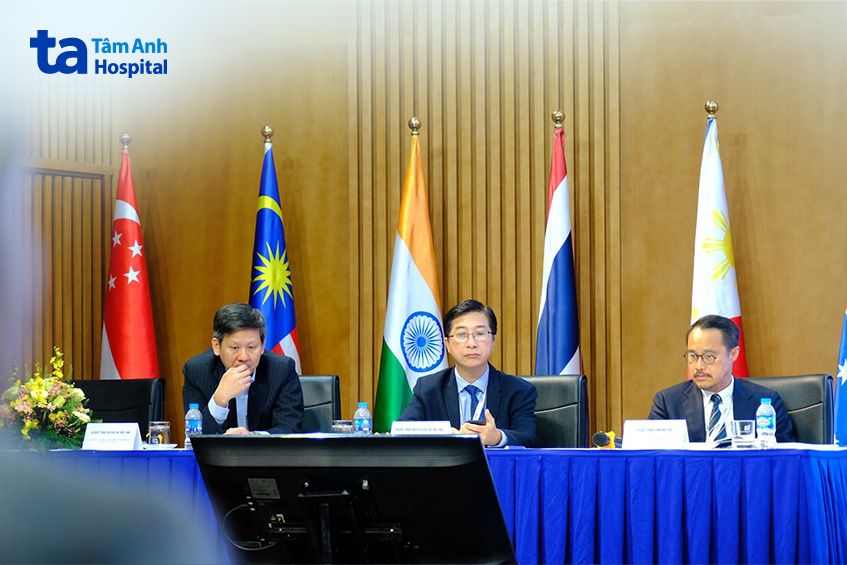 Phó giáo sư Nguyễn Văn Ân, Phó giáo sư Đỗ Đào Vũ và Giáo sư Vincent Tse là chủ tọa phiên chuyên đề Niệu nữ - Niệu chức năng