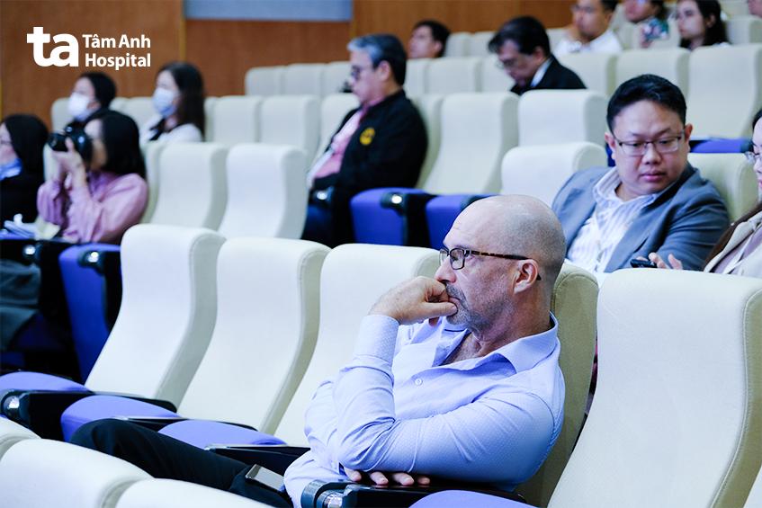 Chuyên gia bác sĩ đến từ nhiều nước đang lắng nghe báo cáo tại Hội nghị Tiết niệu Đông Nam Á 2023