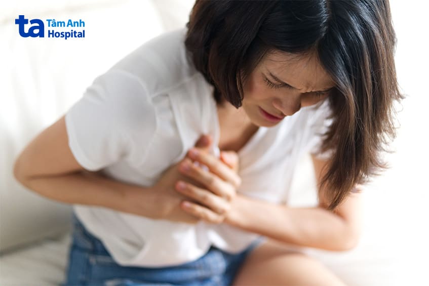 đau dưới vú bên trái