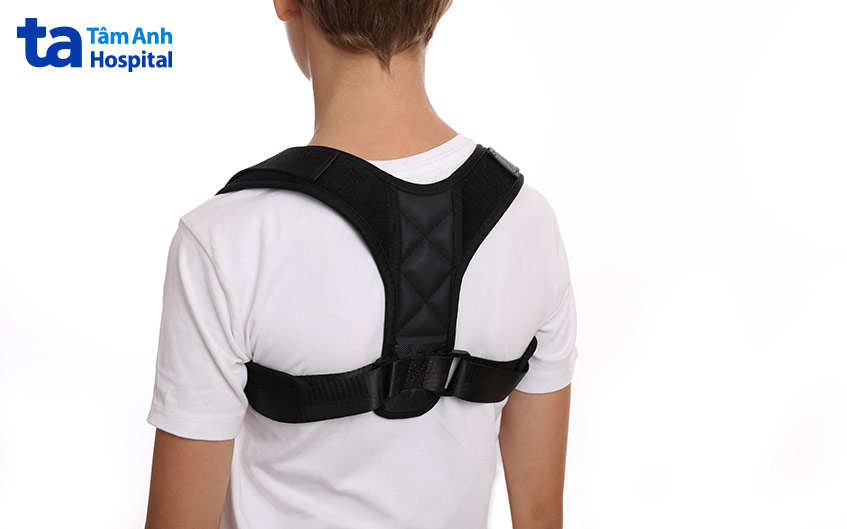 đeo nẹp cột sống