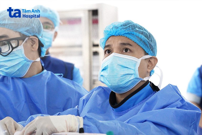 Ekip can thiệp khoan mảng xơ vữa, tái thông mạch vành cho bệnh nhân Hoài