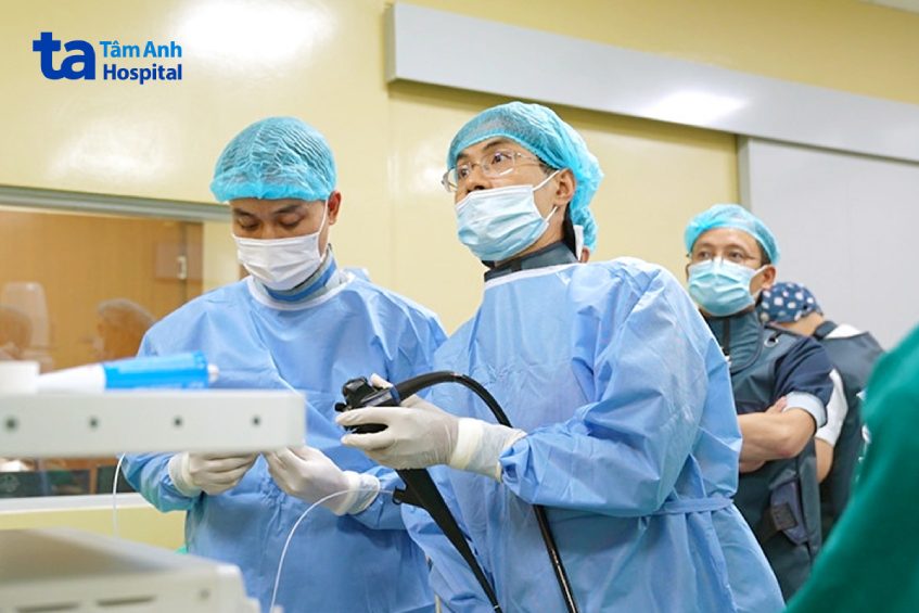 ekip nội soi cắt u cho bệnh nhân