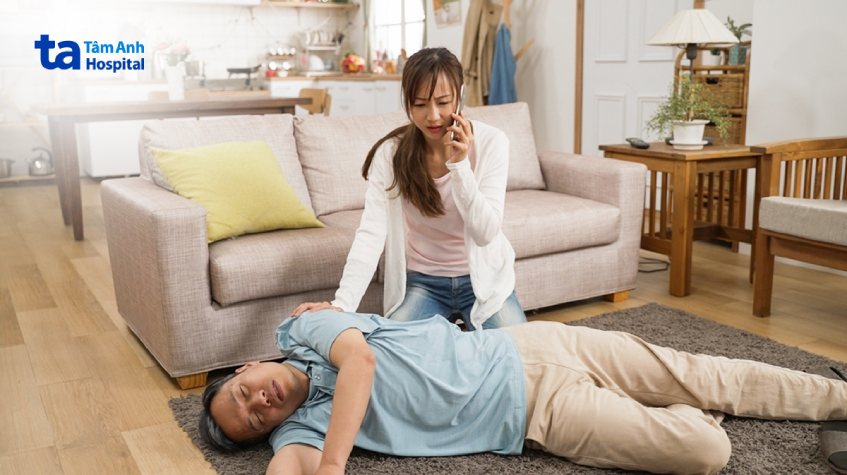 Gọi ngay cấp cứu và nhanh chóng đưa người ngất xỉu đến bệnh viện gần nhất để được hỗ trợ y tế kịp thời