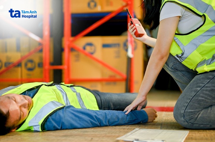 Hiểu nguyên nhân gây ngất có thể giúp phòng tránh ngất xỉu và hỗ trợ người bị ngất