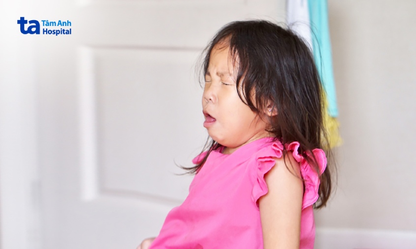 Ho có đờm, thở rít, nôn mửa