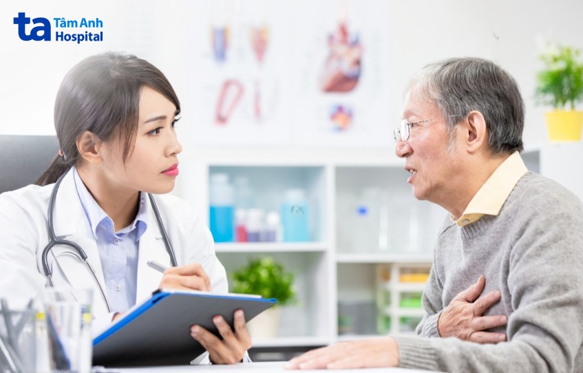 Bác sĩ hỏi bệnh sử, triệu chứng của người bệnh, kết hợp khám lâm sàng và kiểm tra cận lâm sàng để chẩn đoán bệnh cơ tim giãn