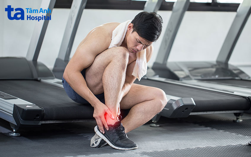 mắt cá chân bị bong gân