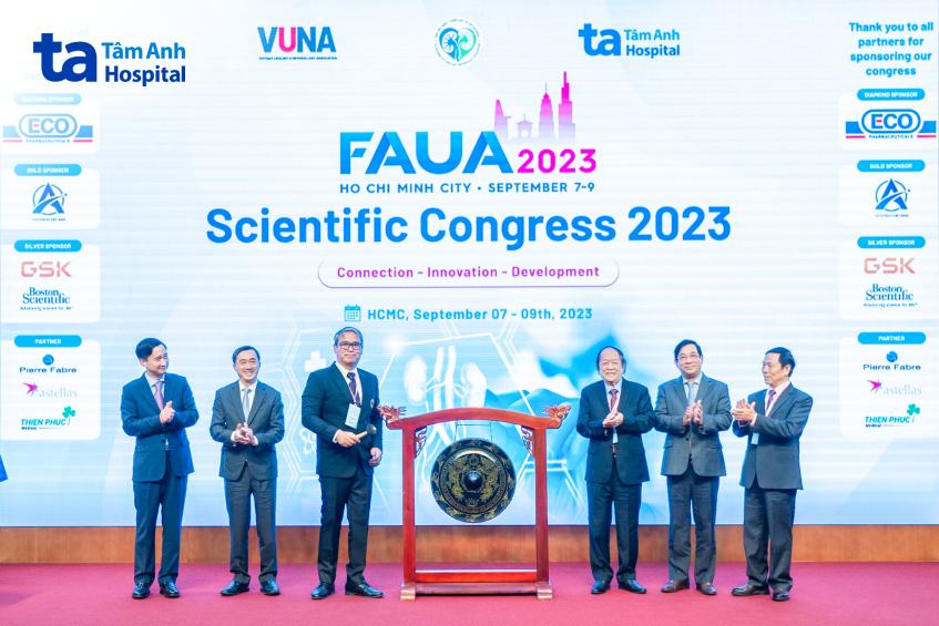 Nghi thức đánh cồng diễn ra tại lễ khai mạc Hội nghị Tiết niệu Đông Nam Á (FAUA) 2023