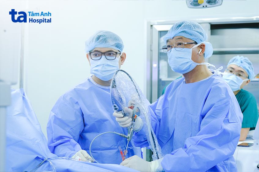 PGS Đỗ Trường Thành đang dùng máy laser để tán sỏi thận phải. 