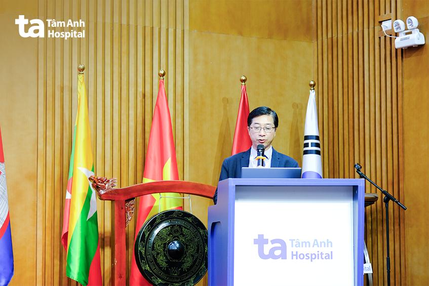 PGS Nguyễn Văn Ân đang báo cáo tại chuyên đề viêm bàng quang kẽ trong khuôn khổ Hội nghị Tiết niệu Đông Nam Á 2023.