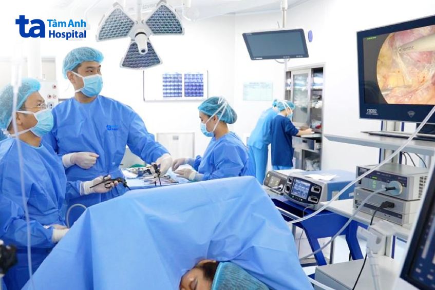 PGS Trần Văn Hinh (ngoài cùng bên trái) thực hiện nội soi cắt thận cho người bệnh