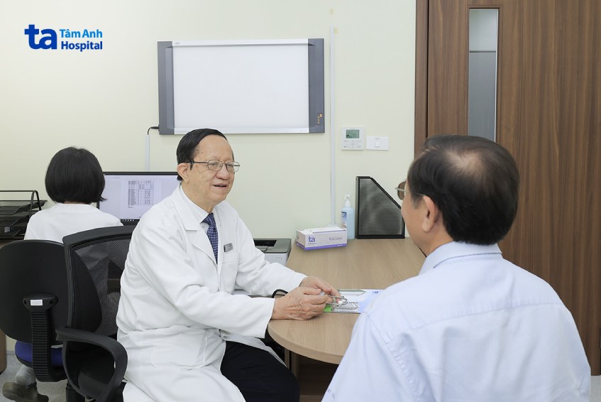 PGS.TS.BS Phạm Nguyễn Vinh khám tầm soát bệnh rung nhĩ và các bệnh lý tim mạch cho bệnh nhân