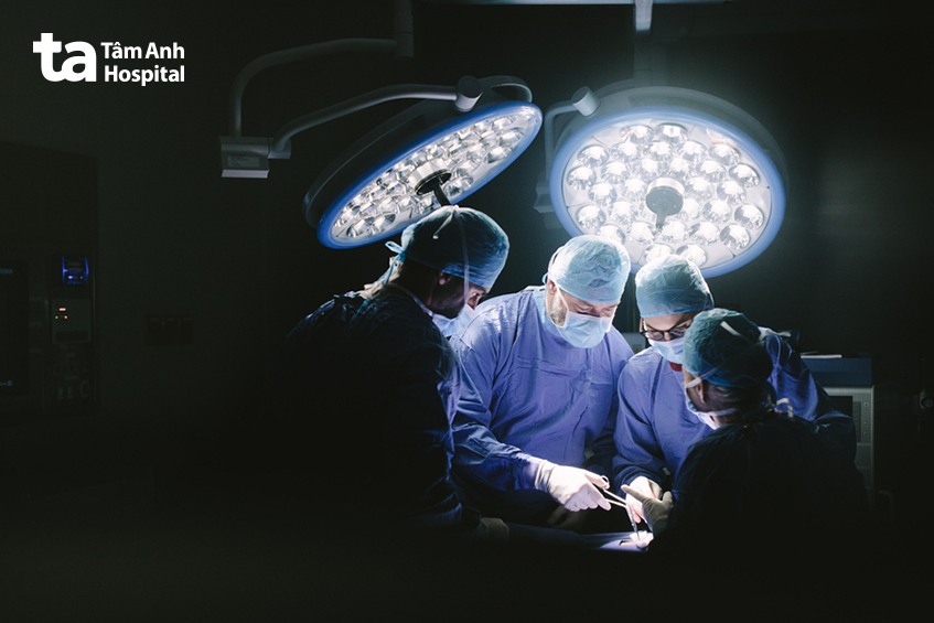 phẫu thuật là phương pháp được sử dụng để điều trị dị tật lỗ tiểu đóng thấp