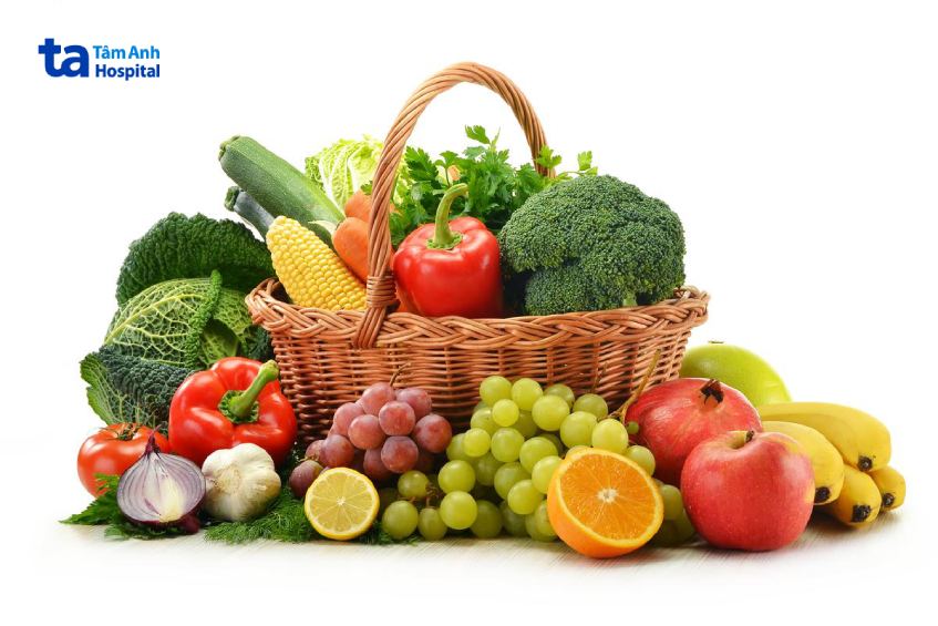 Rau xanh và trái cây chứa nhiều chất xơ hỗ trợ giảm mỡ máu