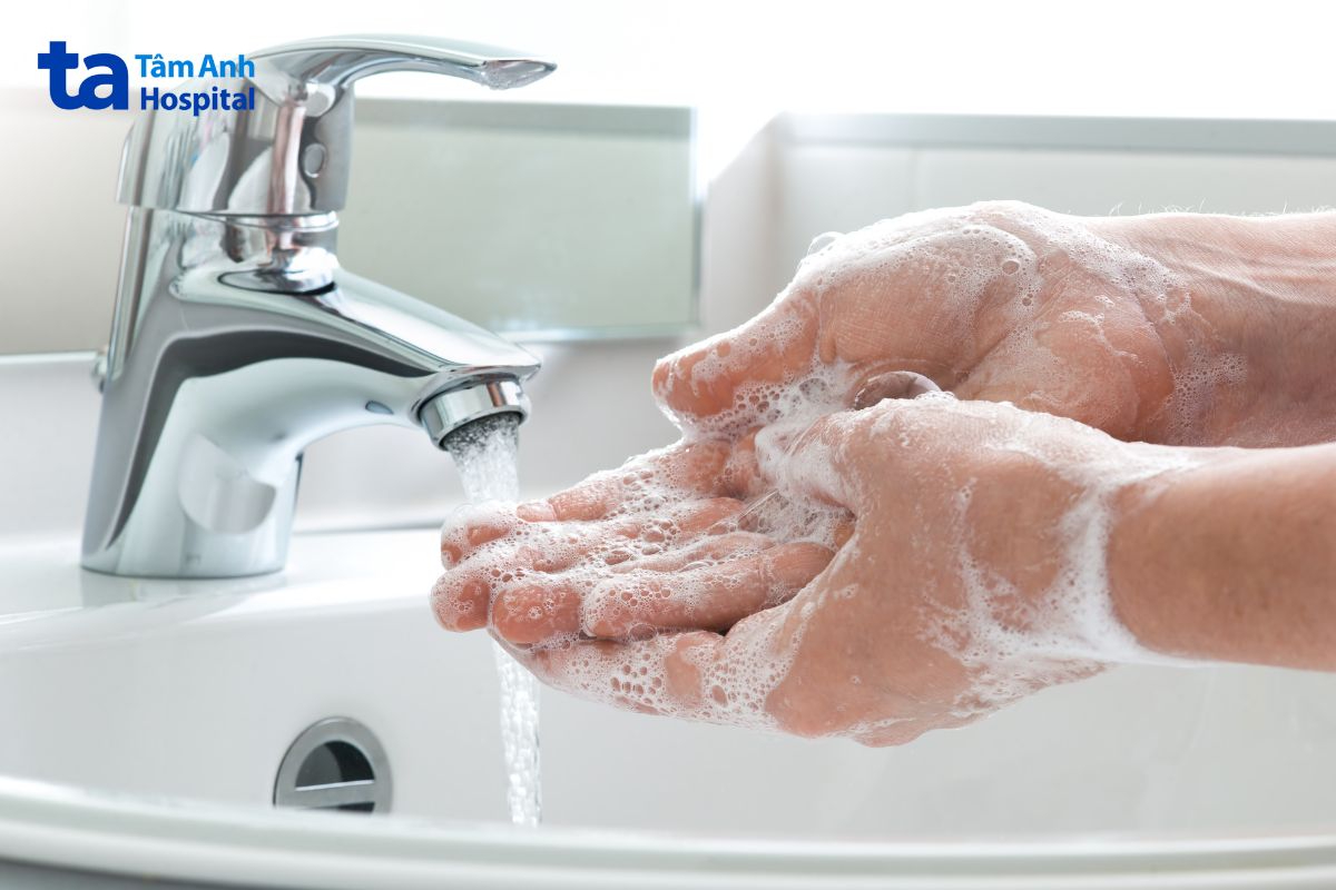 rửa tay thường xuyên bằng xà phòng thường xuyên